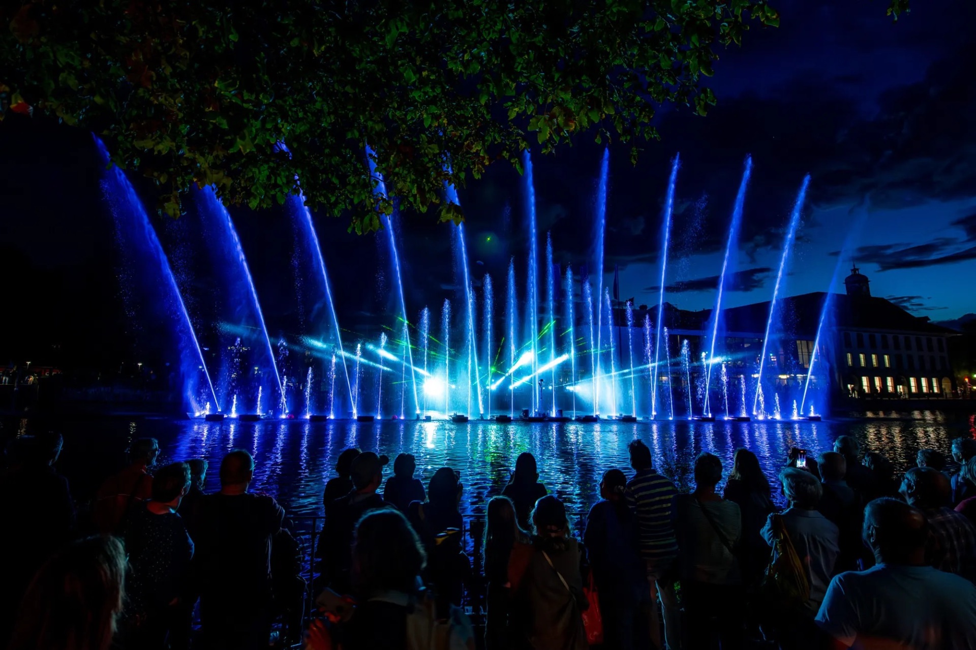 Spectacle aquatique avec lasers et fontaines bleues