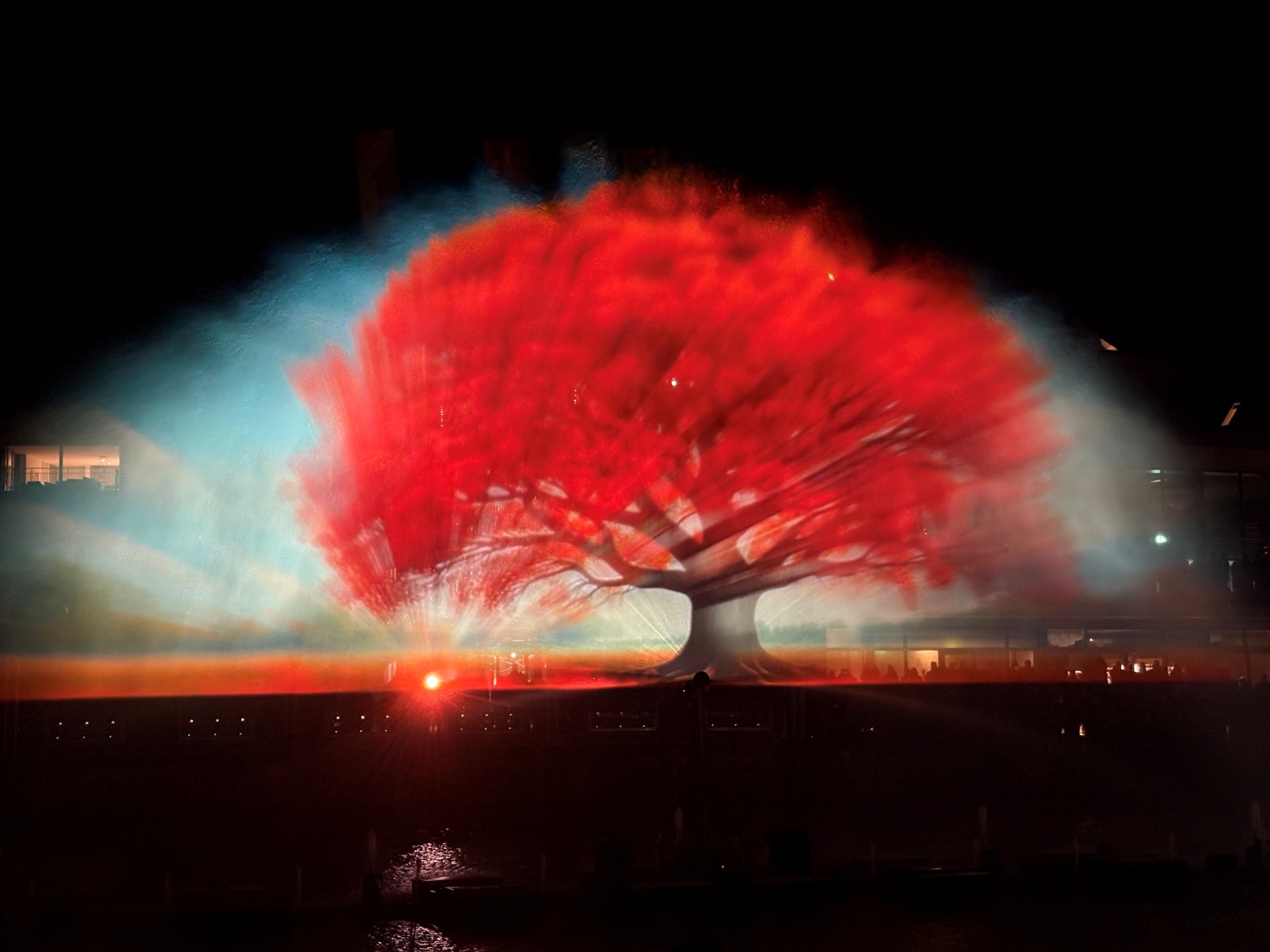 Projection d'un arbre rouge sur un écran d'eau